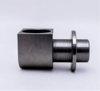 Steel angle part with a pin and a flange